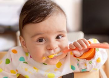 Begini Cara Mengajari Anak Makan dengan Sendok