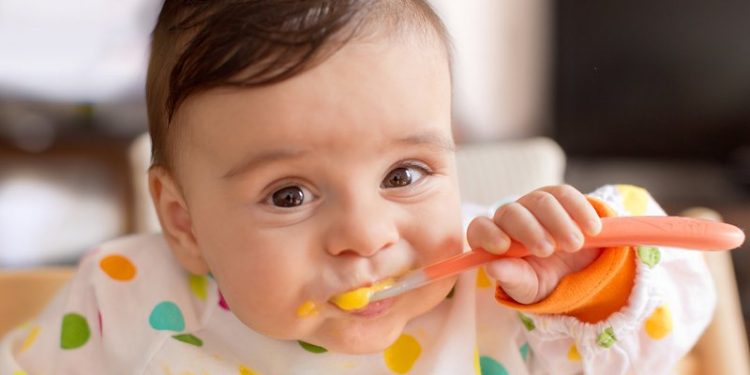 Begini Cara Mengajari Anak Makan dengan Sendok