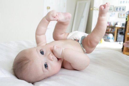 bayi 3 bulan memasukkan jari ke mulut