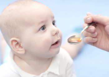 Bayi Demam dan Rewel Setelah Imunisasi? Jangan Panik Ya!