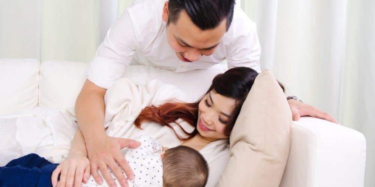 Papa Bukan Cuma Pendukung Pemberian ASI, Tapi Ikut Juga “Menyusui”