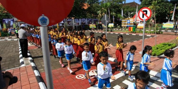 Ingin Anak Tertib Lalu Lintas? Yuk, Mulai Ajarkan dari Sekarang