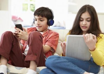 Penting! Pertimbangkan Ini Sebelum Memberikan Smartphone Untuk Anak