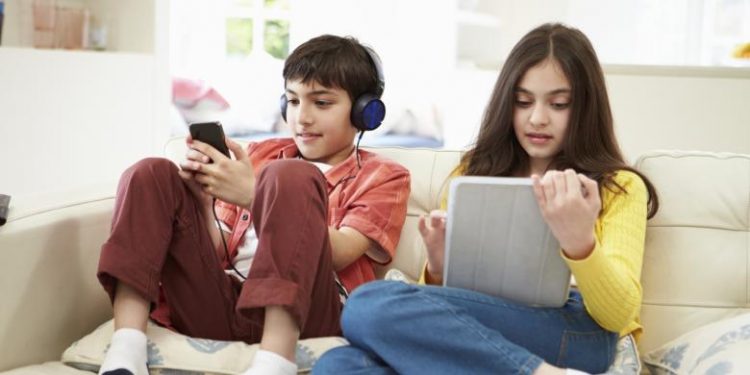 Penting! Pertimbangkan Ini Sebelum Memberikan Smartphone Untuk Anak