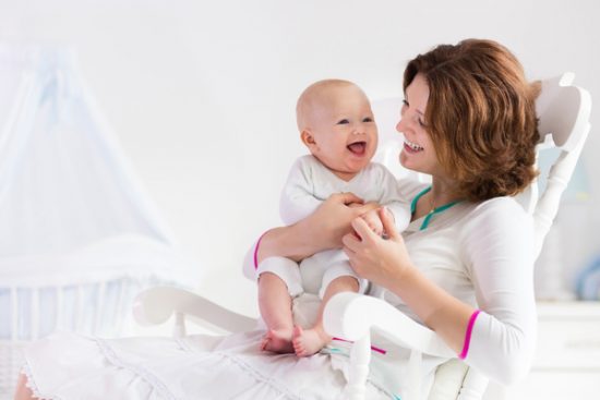 bayi usia 2 bulan tertawa bersama ibunya