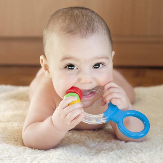 bayi 3 bulan memasukkan benda asing ke mulut