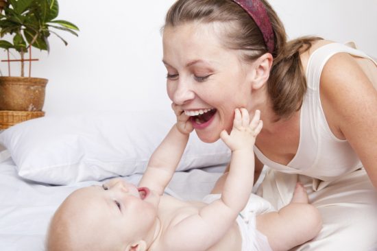 bayi usia 2 bulan menggenggam wajah ibunya