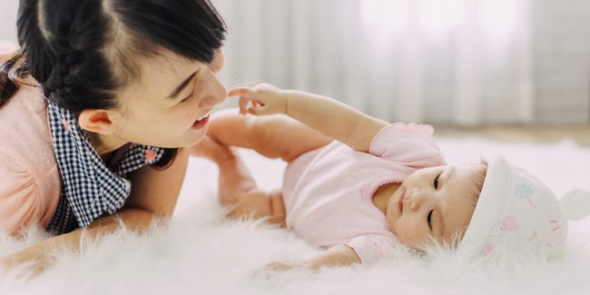 bayi 4 bulan berinteraksi dengan ibunya