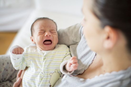 bayi usia 2 bulan menangis karena lapar