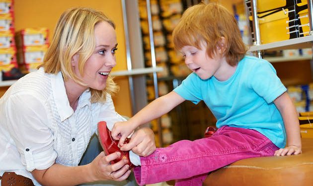 Beli Sepatu Di Sore Hari, Salah Satu Trik Memilih Sepatu Anak Loh!