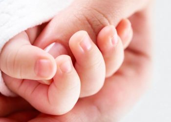 tangan bayi menggenggam jempol