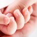 tangan bayi menggenggam jempol