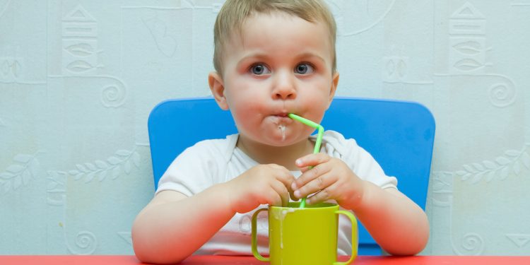 Ternyata Minum dengan Sedotan Dapat Melatih Berbicara Si Kecil Loh!