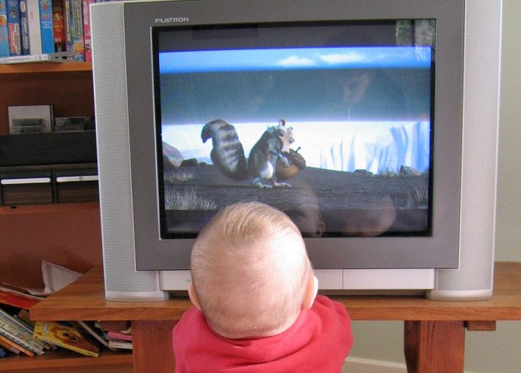 Jangan Terlalu Sering Membiarkan Si Kecil Menonton Televisi