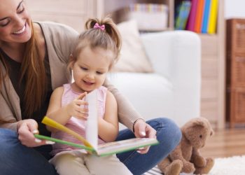 Ingin Anak Gemar Membaca? Kuncinya Mama dan Papa Harus Jadi Contoh!