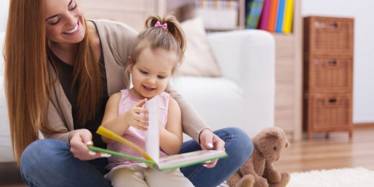 Ingin Anak Gemar Membaca? Kuncinya Mama dan Papa Harus Jadi Contoh!