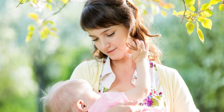 Ibu dan Bayi senang karena ASI Lancar