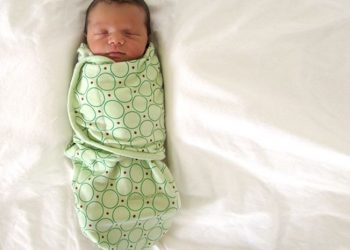 Perlukah Bayi Dibedong? Ternyata Ini Fakta dan Mitosnya!