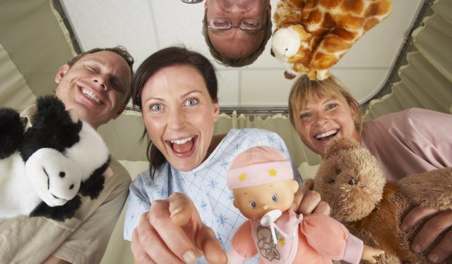 Ingin Mengunjungi Bayi Baru Lahir? Ingat, Ada Tata Kramanya Loh!