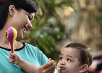 Si Kecil Sering Mengemut Makanan? Ini Cara Mengatasinya!