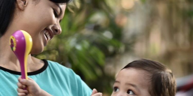 Si Kecil Sering Mengemut Makanan? Ini Cara Mengatasinya!