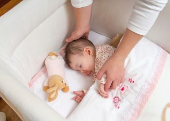 Cara Membangunkan Bayi Tidur? Yuk, Coba Kecup Keningnya!