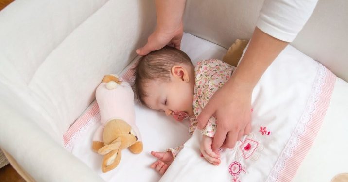 Cara Membangunkan Bayi Tidur? Yuk, Coba Kecup Keningnya!