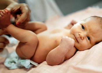 5 Langkah Awal Yang Wajib Mama Lakukan Saat Diare Pada Anak!