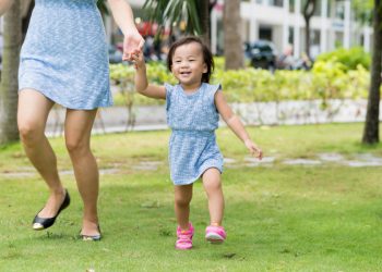 Mama Sedang Repot? Ini Cara Agar Anak Tidak Minta Digendong Terus!