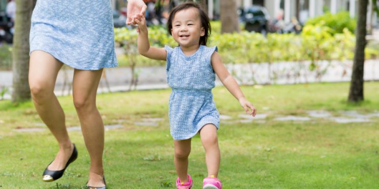 Mama Sedang Repot? Ini Cara Agar Anak Tidak Minta Digendong Terus!