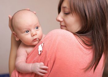 Si Kecil Tiba-Tiba Muntah, Yuk Cari Tahu Penyebabnya!