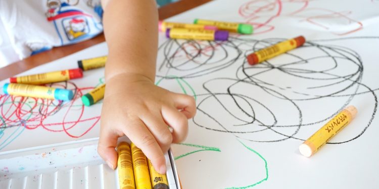 Menggambar, Permainan Ini Bisa Melatih Otot Bayi Loh!