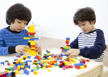 Lego dapat mengenalkan si kecil mengenai warna, ukuran, dan bentuk