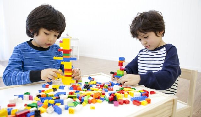 Lego dapat mengenalkan si kecil mengenai warna, ukuran, dan bentuk