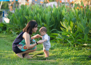 Tips Melatih Bayi Berjalan, Yuk Praktekkan!