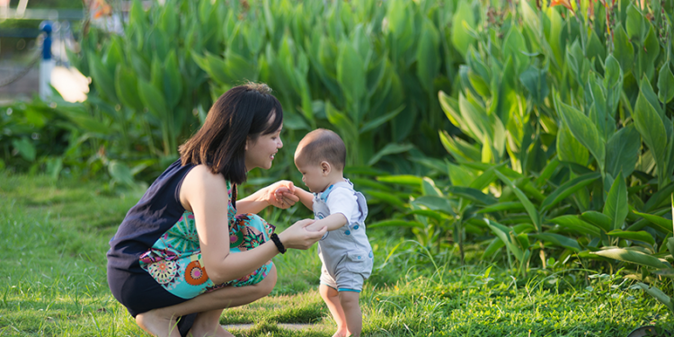 Tips Melatih Bayi Berjalan, Yuk Praktekkan!
