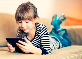 Radiasi! Dampak Negatif Gadget Pada Tumbuh Kembang Si Kecil