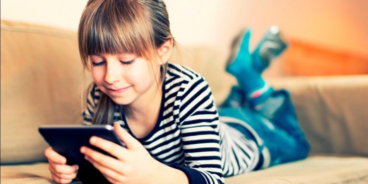 Radiasi! Dampak Negatif Gadget Pada Tumbuh Kembang Si Kecil