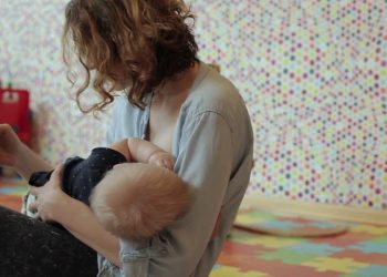 Penting! Ini Bahaya Menyusui Sambil Main Handphone!