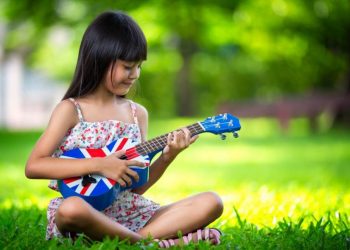 Dahsyat, Ini Manfaat yang Bisa Didapatkan Saat Si Kecil Bermain Alat Musik!