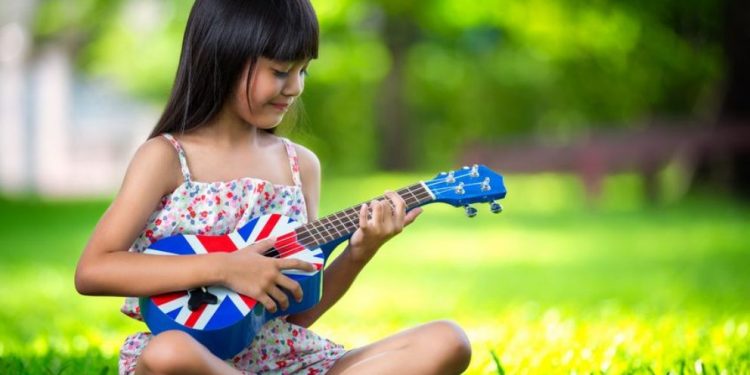 Dahsyat, Ini Manfaat yang Bisa Didapatkan Saat Si Kecil Bermain Alat Musik!