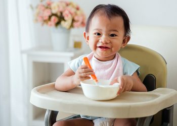 Baby Led Weaning VS Spoon Feeding? Mana Yang Lebih Baik?
