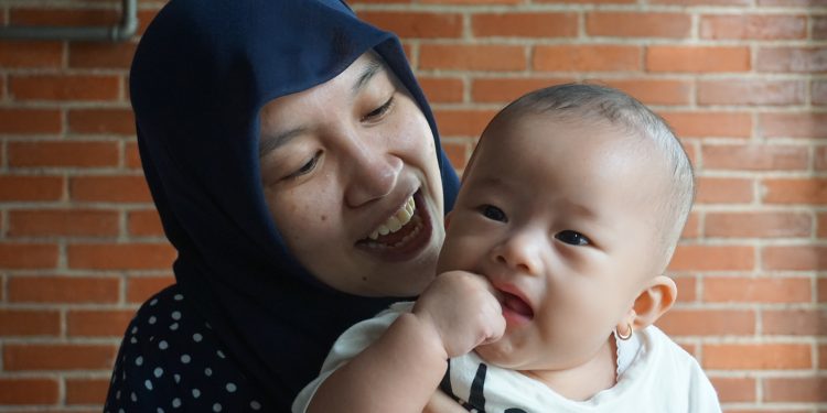 Kesulitan Mengasuh Si Kecil? Ini Kisah Mama yang Bekerja Dalam Melawan Stres!