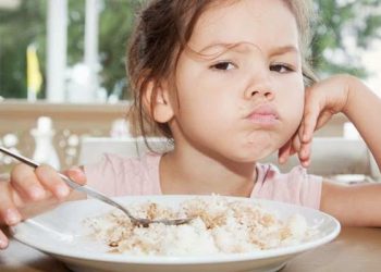 Waspada! Mengemut Makanan Terlalu Lama Bisa Rusak Gigi Susu