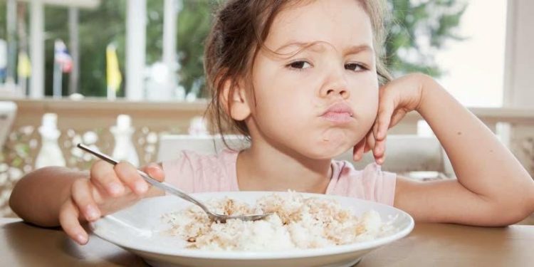 Waspada! Mengemut Makanan Terlalu Lama Bisa Rusak Gigi Susu