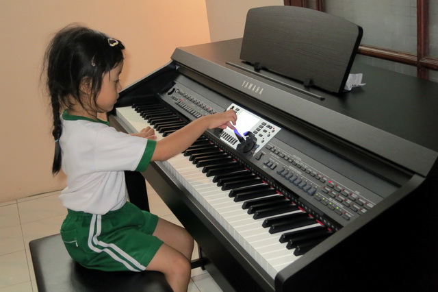 anak bermain piano