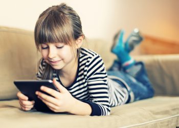 5 Pengaruh Sosial Media Untuk Tumbuh Kembang si Kecil!