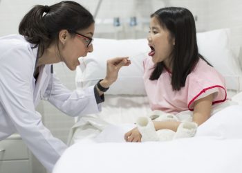 dokter memeriksa ciri - ciri amandel pada anak