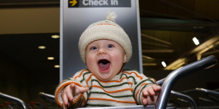 Yakin Ingin Membawa Bayi Naik Pesawat? Aman Kah?