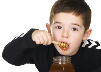 Mama Harus Tahu: 7 Manfaat Madu Untuk Kesehatan Anak